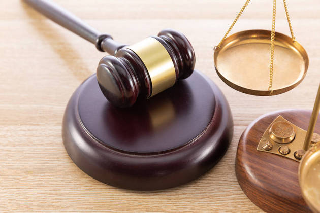 3. Fixe: pode ser referir a uma peça de sustentação na montagem de um trem ou até mesmo um acordo entre duas partes no Brasil. Já em Portugal a expressão “fixe” é usada para expressar que algo foi 'legal', que agradou ou foi positivo. 