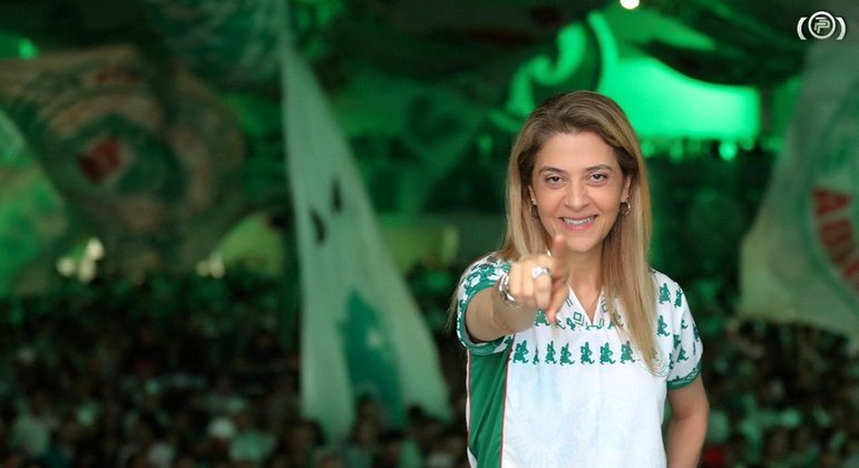 Leila Pereira na Mancha Verde. Apoio aberto, explícito, à torcida organizada. E sua escola de samba
