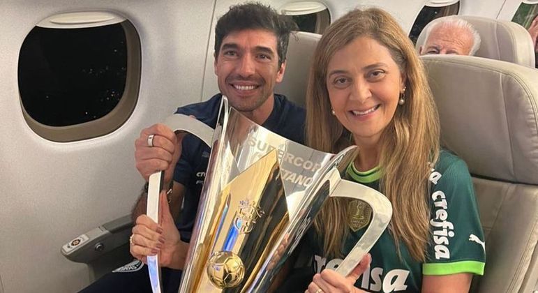 Problema no avião de Leila Pereira faz Palmeiras adiar retorno ao Brasil  após vitória