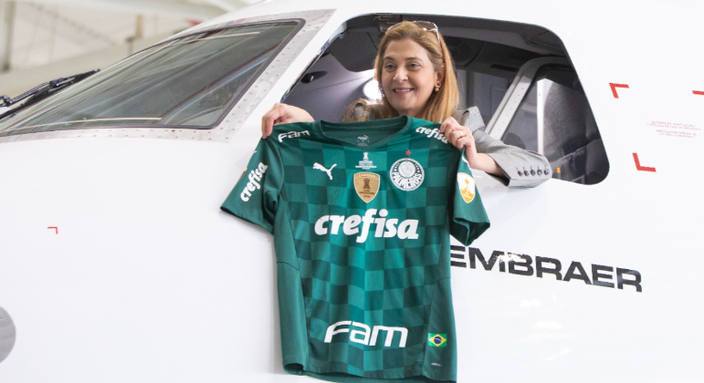 Leila Pereira exibe camisa do Palmeiras ao comprar um novo avião