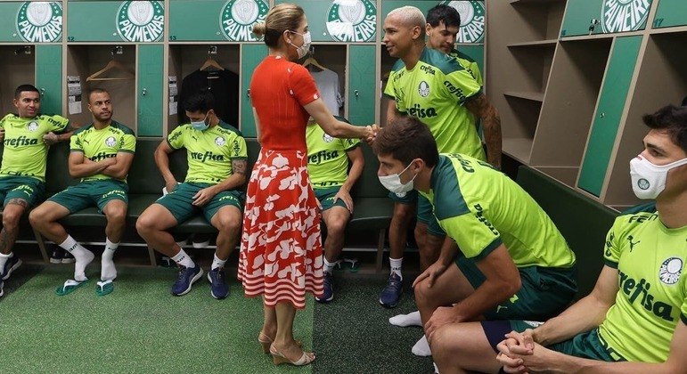 Presidente Leila Pereira e Deyverson durante a reapresentação do elenco do Palmeiras