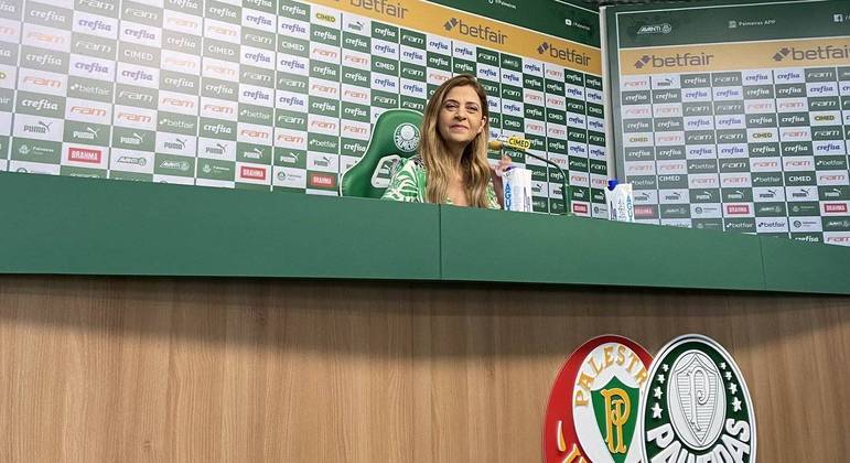 Leila falou com jornalistas no CT do Palmeiras sobre a renovação de Dudu e contratações