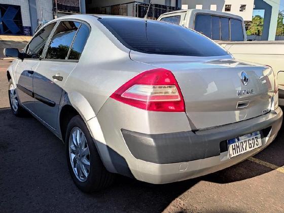 Já
no lote 156, o automóvel disponível é um Renault Megane SD Express. Em
excelente condição aparente, o veículo está disponível para receber lances de,
no mínimo, R$ 11 mil