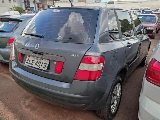 Outro Fiat Stilo Flex, também datado de 2006/2007, está
presente no lote de número 151 e pode ser pilotado pelo motorista que
desembolsar ao menos R$ 5.500 para pôr as mãos nas chaves do modelo