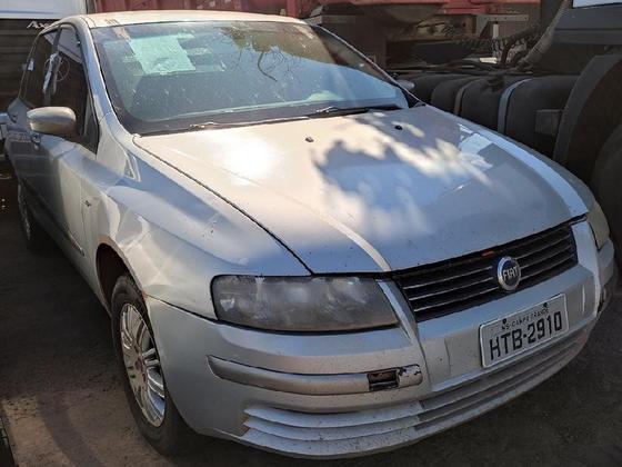 No lote 146 o destaque fica por conta do Fiat Stilo Flex
fabricado em 2006, mas já no modelo do ano seguinte. O veículo, que apresenta
avarias na pintura, está disponível para receber propostas a partir de R$ 4.500