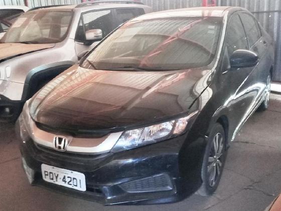 De volta aos sedans, o lote 133 do edital traz um Honda City
CVT fabricado em 2016. As chaves do veículo estão disponíveis para quem
desembolsar ao menos R$ 20 mil pela aquisição do modelo