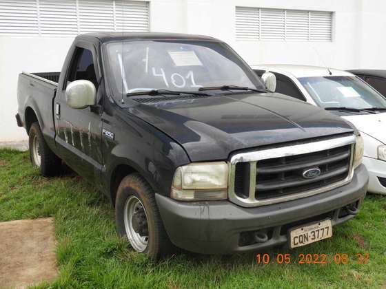 Já o lote de número 401 traz uma Ford F250 XL. O modelo, fabricado em 1999, está
disponível para ser arrematado por aquele que desembolsar ao menos R$ 5.600
para estacionar o veículo na garagem de casa 