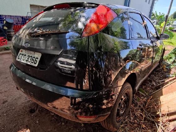 Com um lance de R$ 2.000, é possível arrematar um Ford Focus
1.8 fabricado em 2002. O veículo, presente no lote 122, não tem restrições
listadas pela Receita, mas apresenta avarias na lataria