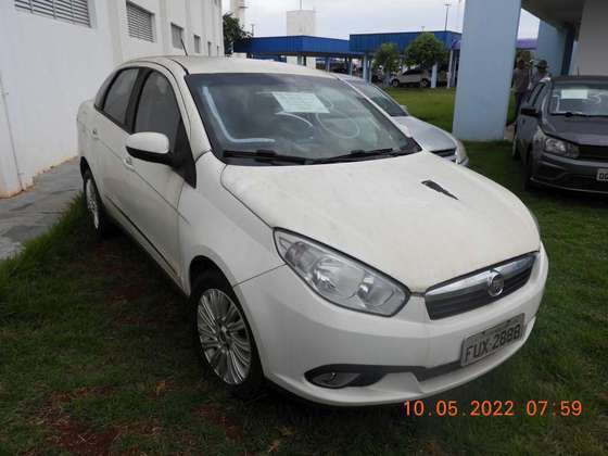 Com uma avaria no capô, o Fiat Siena Essence 1.6 2014 está
disponível no lote de número 387 e pode ser transferido para o nome de quem
desembolsar ao menos R$ 5.800 por ele