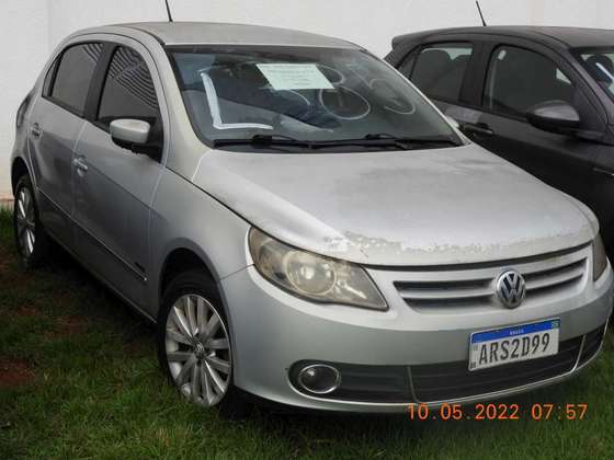 Já o Volkswagen Gol Power 1.6 fabricado em 2009 recebe
lances pelo valor mínimo de R$ 3.300. O popular é o único presente no lote 385
do edital da Receita