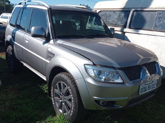 A Mitsubishi Pajero TR4 FL 2WD 2014/2014 está listada no
edital para ser arrematada por ao menos R$ 16.720, valor 72,4% inferior ao
preço de tabela do veículo (R$ 60.648)