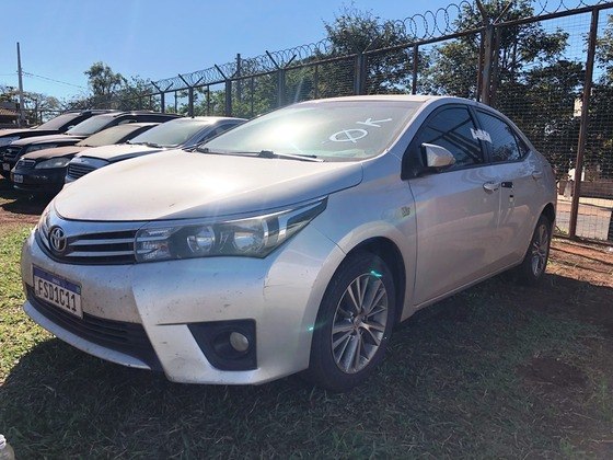 O lote de número 212 traz como destaque o Toyota Corolla
XMI20 Flex, fabricado em 2014, mas já no modelo do ano seguinte. Com boa
condição aparente, câmbio automático e bancos de couro, o modelo pode ser
transferido para o nome de quem pagar, no mínimo, R$ 19.840 para levá-lo para
casa