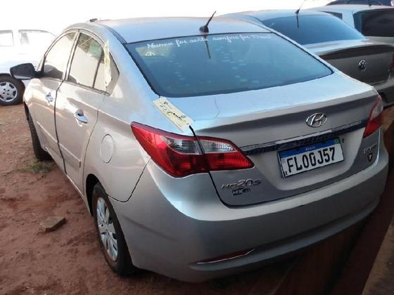 No lote 106 do edital aparece o Hyundai HB20S 1.6 fabricado em 2013, já no
modelo do ano seguinte. Aparentemente em bom estado, o sedan pode ser arrematado por, no mínimo, R$ 30 mil