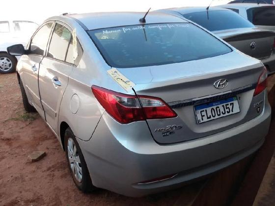 No lote 106 do edital aparece o Hyundai HB20S 1.6 fabricado em 2013, já no
modelo do ano seguinte. Aparentemente em bom estado, o sedã pode ser arrematado por, no mínimo, R$ 30 mil