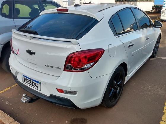 O primeiro veículo de destaque é um Chevrolet Cruze LTZ HB 2013/2014 automático pintado na cor branca. Para colocar as mãos nas chaves do modelo, é preciso arcar com ao menos R$ 25 mil