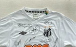 A camisa do Santos autografada pelo elenco que conquistou Libertadores de 2011 está saindo por R$ 750  