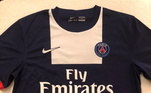 Não tem só peça de brasileiros, não! Essa camisa do PSG foi usada por Ibrahimovic e tem autógrafo. Ela será vendida por pelo menos R$ 1,3 mil