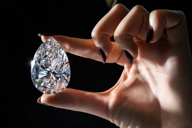 O diamante The Rock (a pedra, em português), o maior diamante branco já visto em toda a história do mercado de leilões, também estará disponível para lances. O preço dele está avaliado entre R$ 102 milhões e R$ 161 milhões