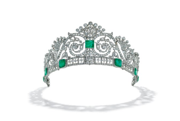 O outro item é a tiara de esmeraldas e diamantes Belle Époque, com preço avaliado entre R$ 644 mil e R$ 805 mil