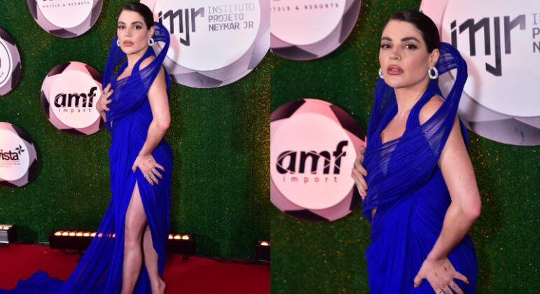 Conhecida por usar looks diferentões, Gkay elegeu um vestido de alta-costura do estilista indiano&nbsp;Gaurav Gupta para o evento. A peça, em azul cerúleo, tem uma estrutura fluida que passa pelo busto e dá a volta por trás da cabeça, além de calda longa e fenda lateral