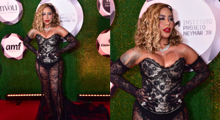 Rafaella Santos, irmã de Neymar, desfilou no tapete vermelho com um look de renda preta super transparente e sensual. A produção ficou completa com luvas no mesmo tecido do vestido, joias e batom vermelho