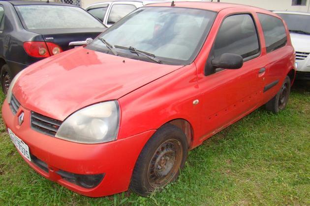 Um Renault Clio vermelho de 2011 aparece no lote 40. Os lances começam em R$ 4.750