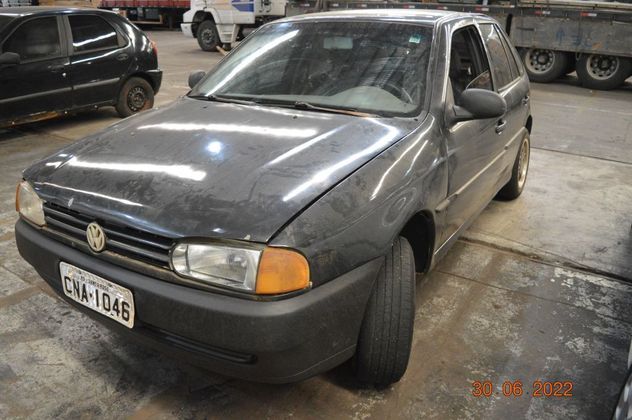 No lote 5, há um Gol preto, da Volkswagen