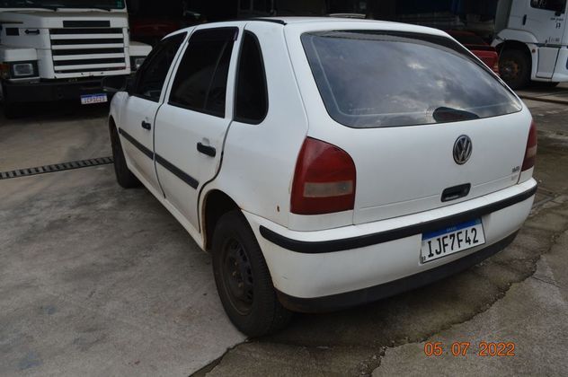 O lote 6 também traz um Gol, mas na cor branca