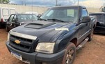 E uma Chevrolet S10 preta de 2001. O preço mínimo de todo o lote é de R$ 43,6 mil