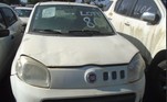 Um Fiat Uno branco está disponível no lote 80