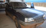 O automóvel preto de 1994 tem lance inicial de R$ 400