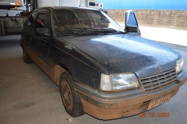 O automóvel preto de 1994 tem lance inicial de R$ 400