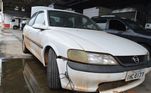 O carro branco, de 1998, tem lances que começam em R$ 900