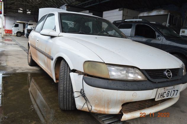O carro branco, de 1998, tem lances que começam em R$ 900
