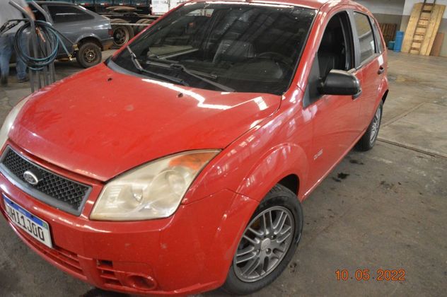 O carro vermelho de 2010 tem preço inicial de R$ 2.000
