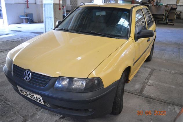 O preço inicial do carro amarelo é de R$ 1.300. Ele é de 2002