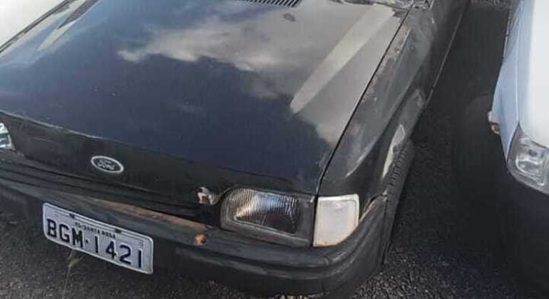 O clássico Verona, da Ford, é preto e de 1996