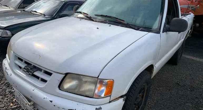 A caminhonete S10, da Chevrolet, é branca e de 1997