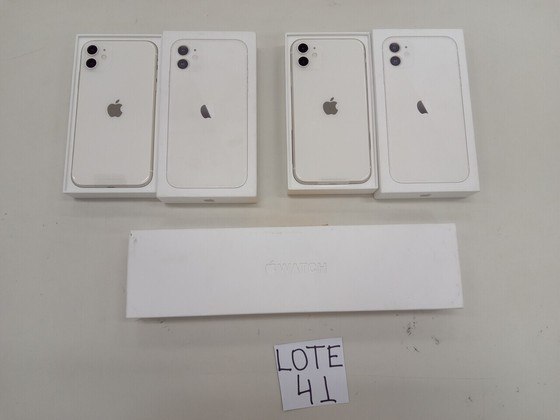 No lote 41, dois iPhones 11 brancos e um Apple Watch têm preço inicial de R$ 1.500