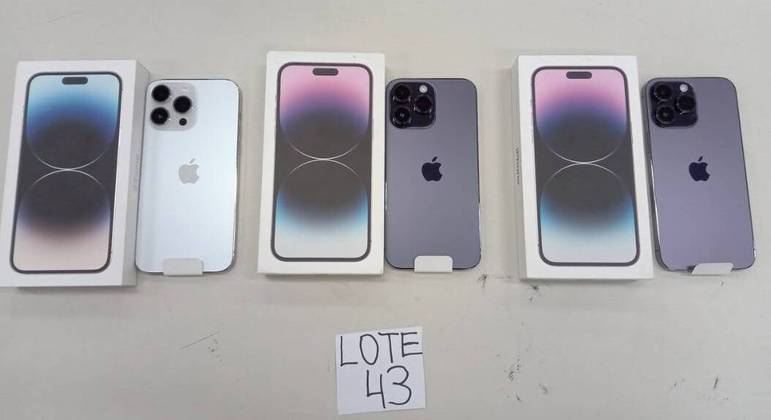 No lote 43, três iPhones 14 Pro Max por, ao menos, R$ 11 mil