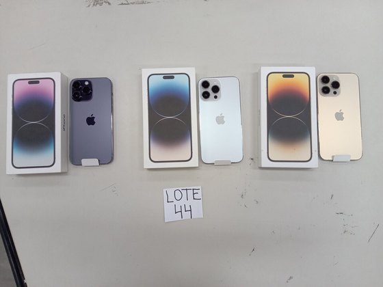 No lote 44, três iPhones 14 Pro Max por, ao menos, R$ 12 mil