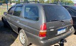 Junto dele, um Escort (Ford), preto, de 2001