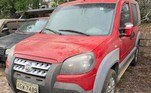 O outro é um Fiat Doblo vermelho, de 2012
