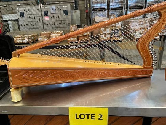 Harpa Oscar Maldonado Ovelar, acompanhada de cordas extras, no lote 2, com lance mínimo de R$ 1.000