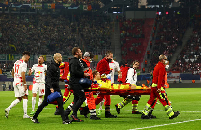 Logo no início da partida, o Leipzig tomou um susto com a lesão do goleiro Gulácsi, que precisou ser substituído por Blaswich. O camisa 1 do time alemão saiu do campo de maca e aplaudido pela arquibancada