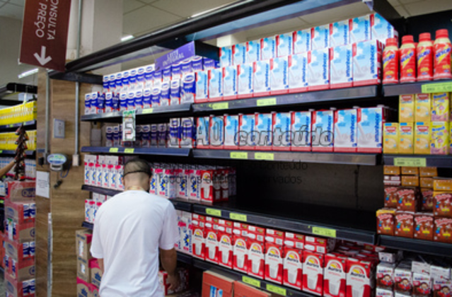 SP - LEITE/PREÇO/SÃO PAULO - ECONOMIA - Vista de prateleira com embalagens de um litro de leite em supermercado na cidade de São Paulo, nesta quarta-feira, 17 de agosto de 2022. Uma das bebidas mais consumidas pelas famílias, o leite ultrapassou o preço da gasolina. Na capital paulista, o litro do alimento está na faixa de 6,79 reais, 14% mais caro que a gasolina, que está sendo comercializada na faixa de 5,95 reais, de acordo com levantamento do Procon-SP. 17/08/2022 - Foto: KEVIN DAVID/A7 PRESS/ESTADÃO CONTEÚDO