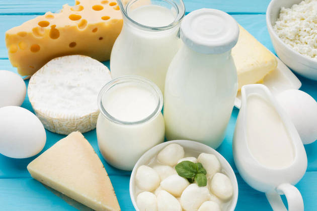 Produtos lácteos integrais: segundo a nutricionista Natalia Barros, da NB Clinic, produtos lácteos integrais, com maior teor de gordura, como alguns queijos, podem ser difíceis de digerir, causando desconforto estomacal e irritação no revestimento do órgão