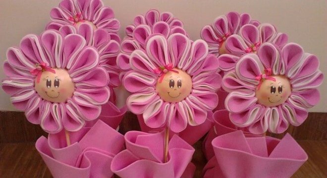 Lembrancinha com flores de EVA
