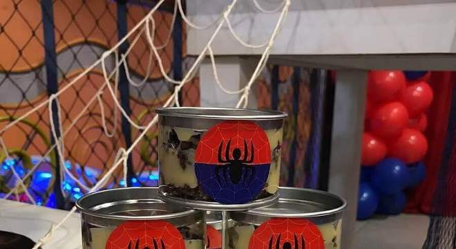 lembrancinhas com potes decorados para festa do homem aranha