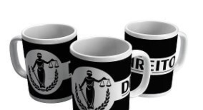 Lembrancinhas de formatura de direito com canecas personalizadas
